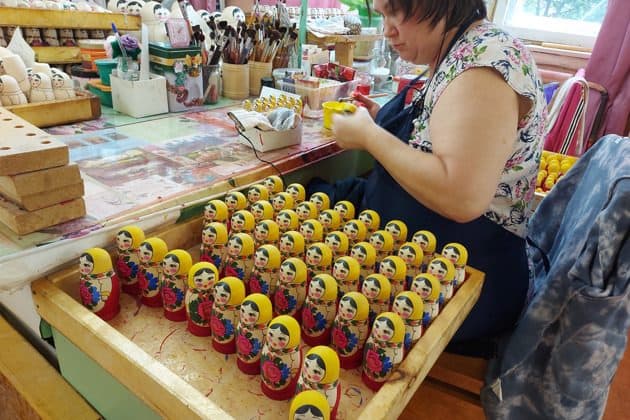 Из Нижнего Новгорода в Семенов: Экскурсия на фабрику Хохломской росписи